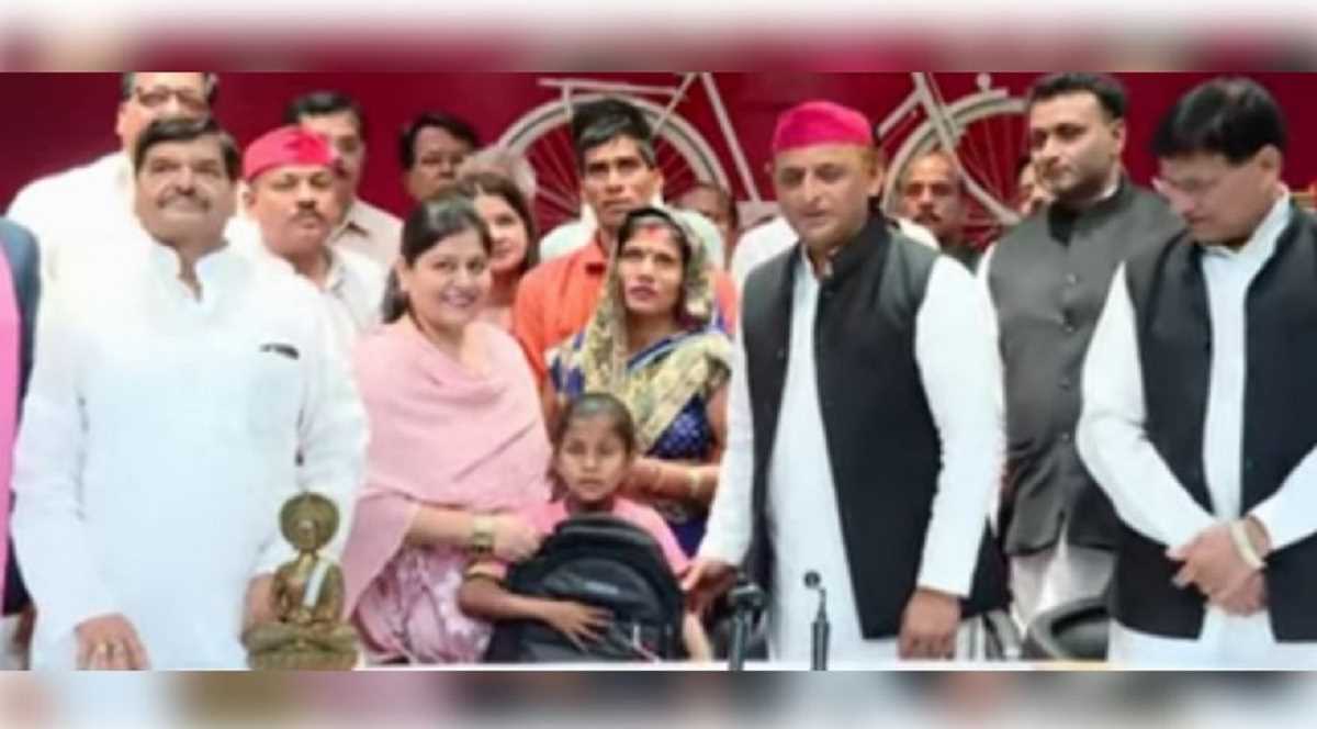 अखिलेश ने अनन्या को किया सम्मानित, बोले भाजपा का 80-20 का नारा चलने वाला नहीं